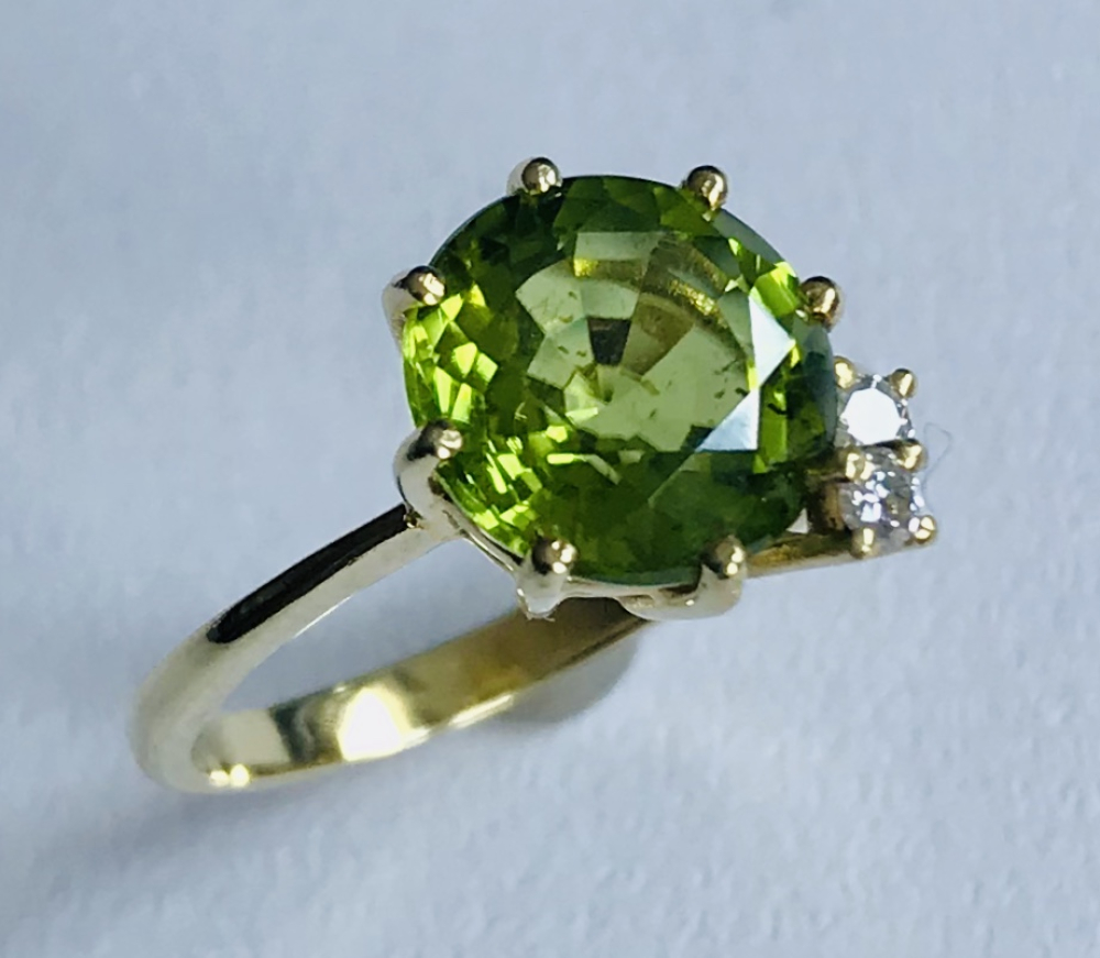 Perydot Ring rund 0,08 ct Brill.